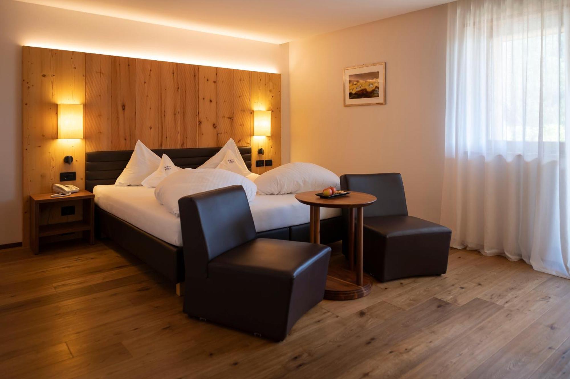 Deluxe Room,1594719071:JPEG
